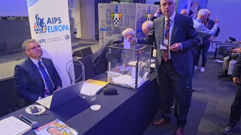 Predsedavajući kongresa Predrag Milinković (levo) i predsednik USNS Petar Denda u trenutku glasanja